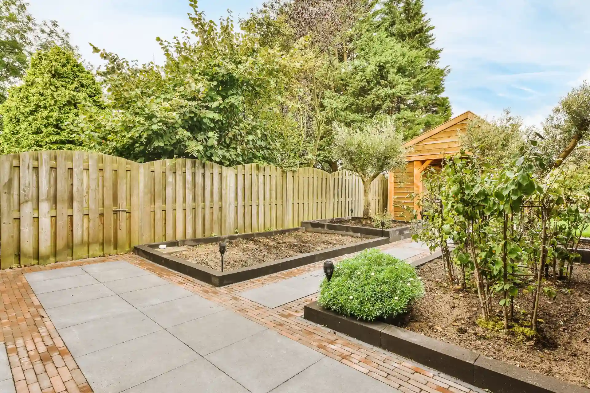 the-backyard-of-the-house-2026-01-07-23-12-58-utc