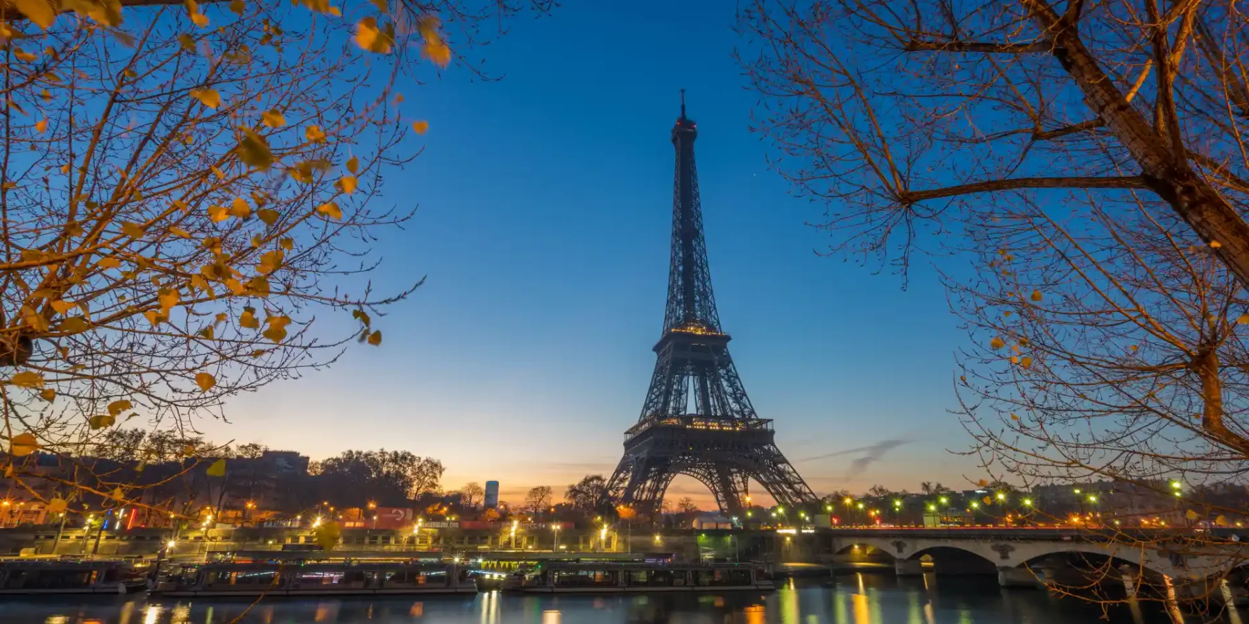 the-eiffel-tower-at-sunrise-in-paris-2026-01-07-23-38-48-utc